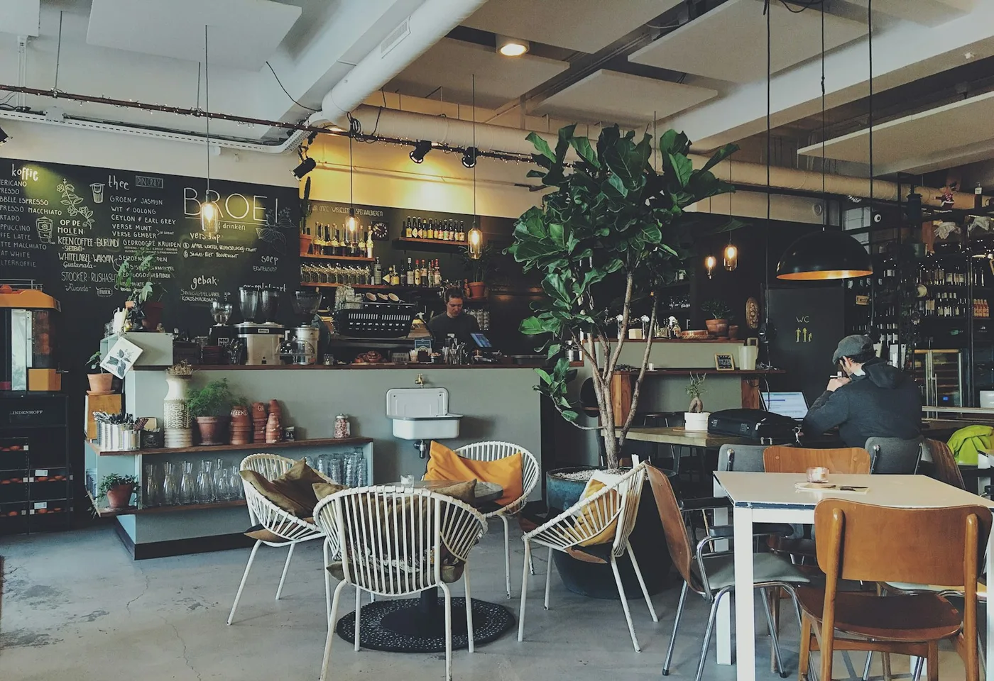 Kafe interyeri — stullar və masalar