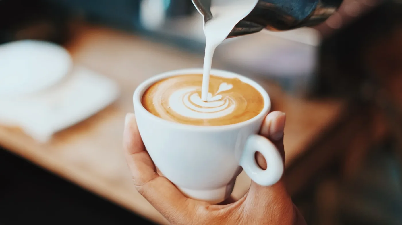 Espresso fincanına tökülən buxarlanmış süd